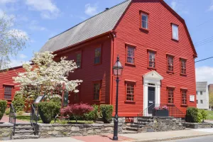 Большой красный дом