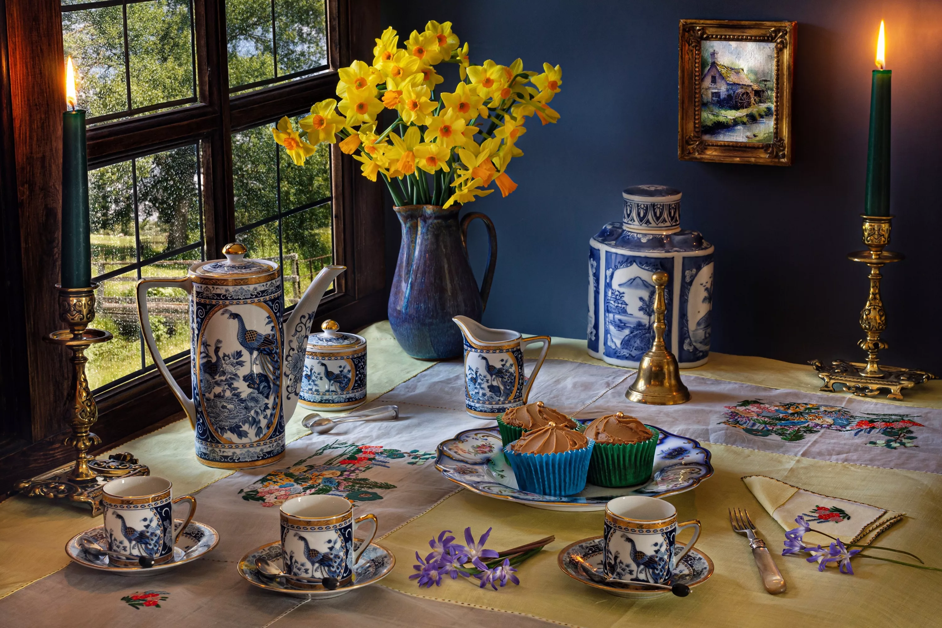 Нарциссы и посуда гжель