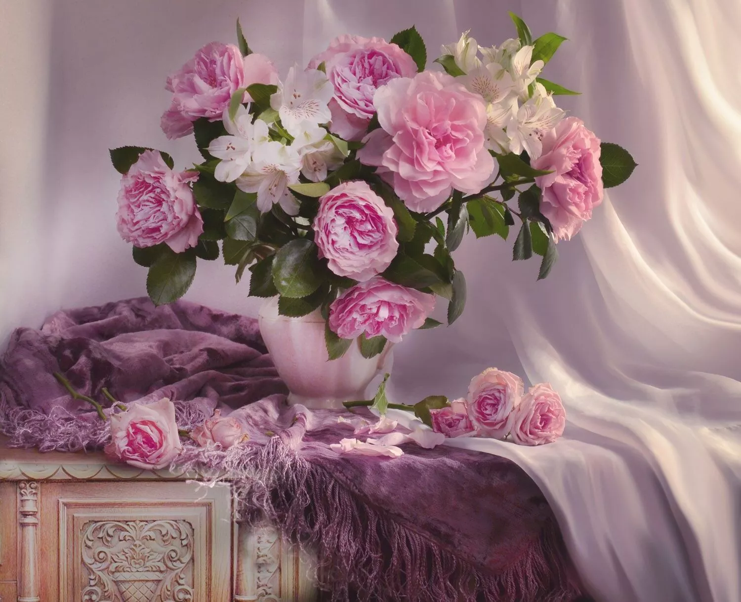 Розы на комоде