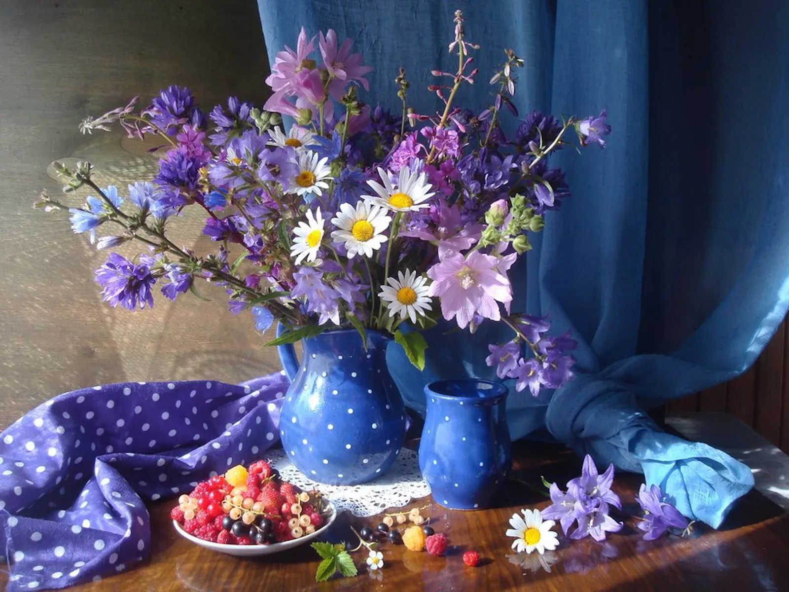 Полевые цветы и микс ягод