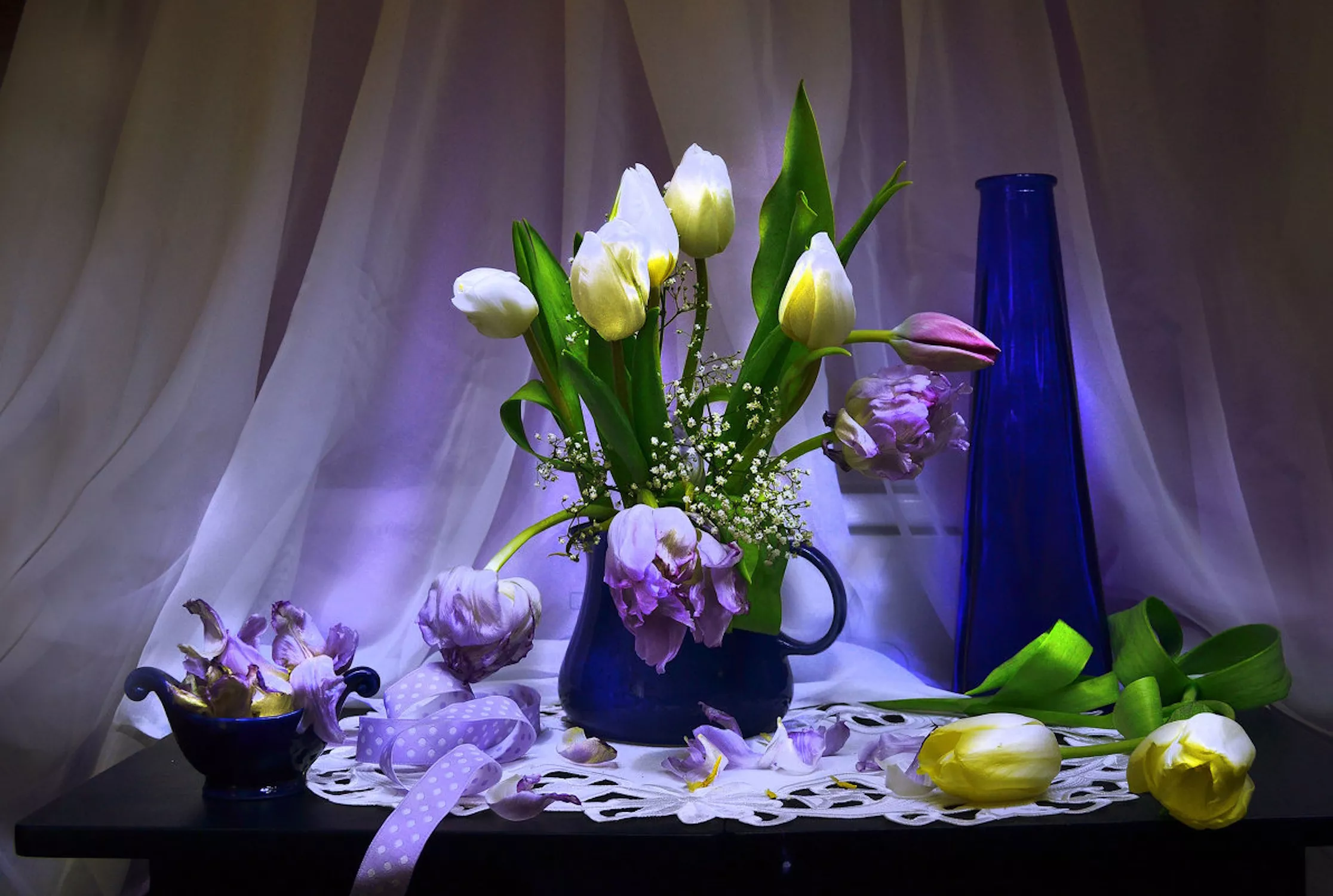 Тюльпаны и синие вазы