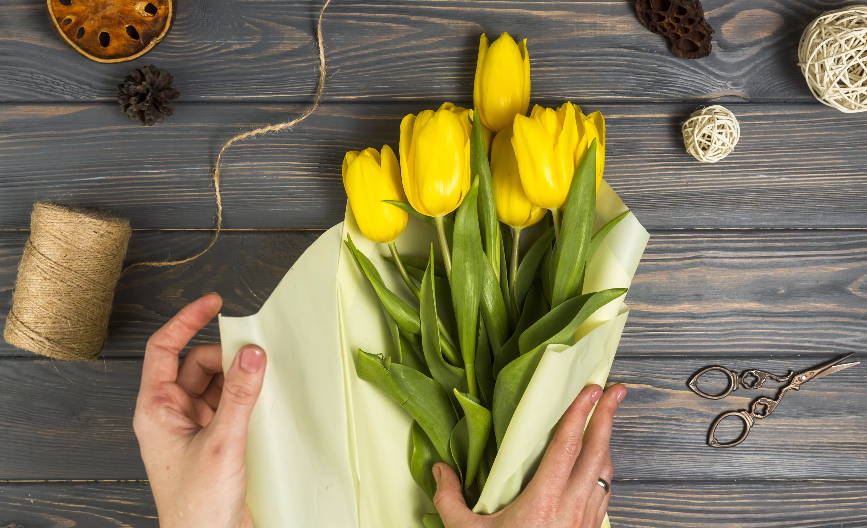 Упаковка желтых тюльпанов