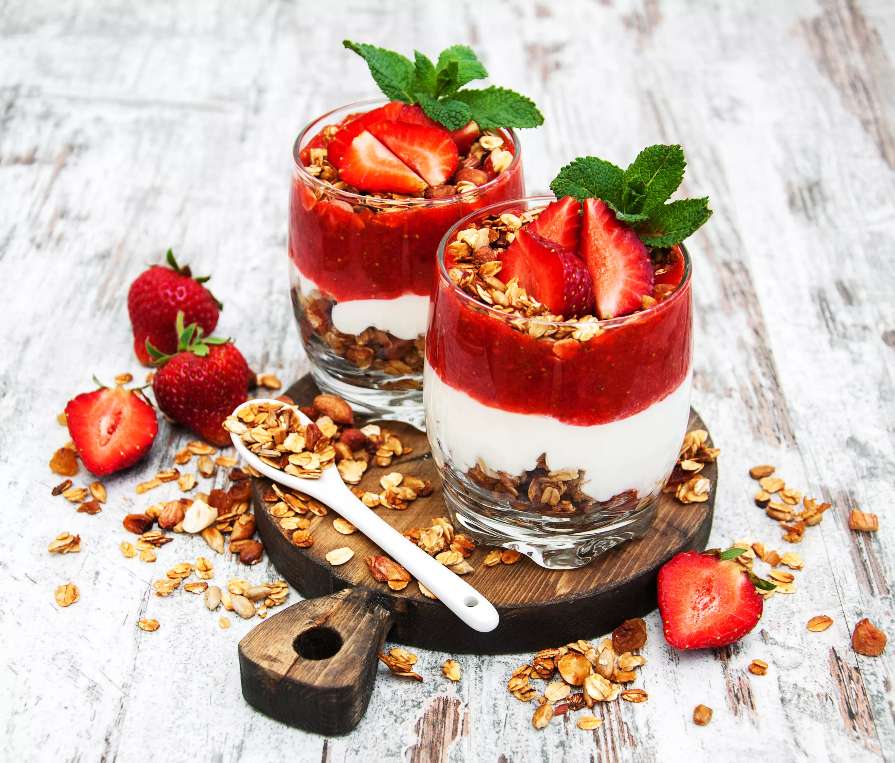 Клубника, йогурт и мюсли