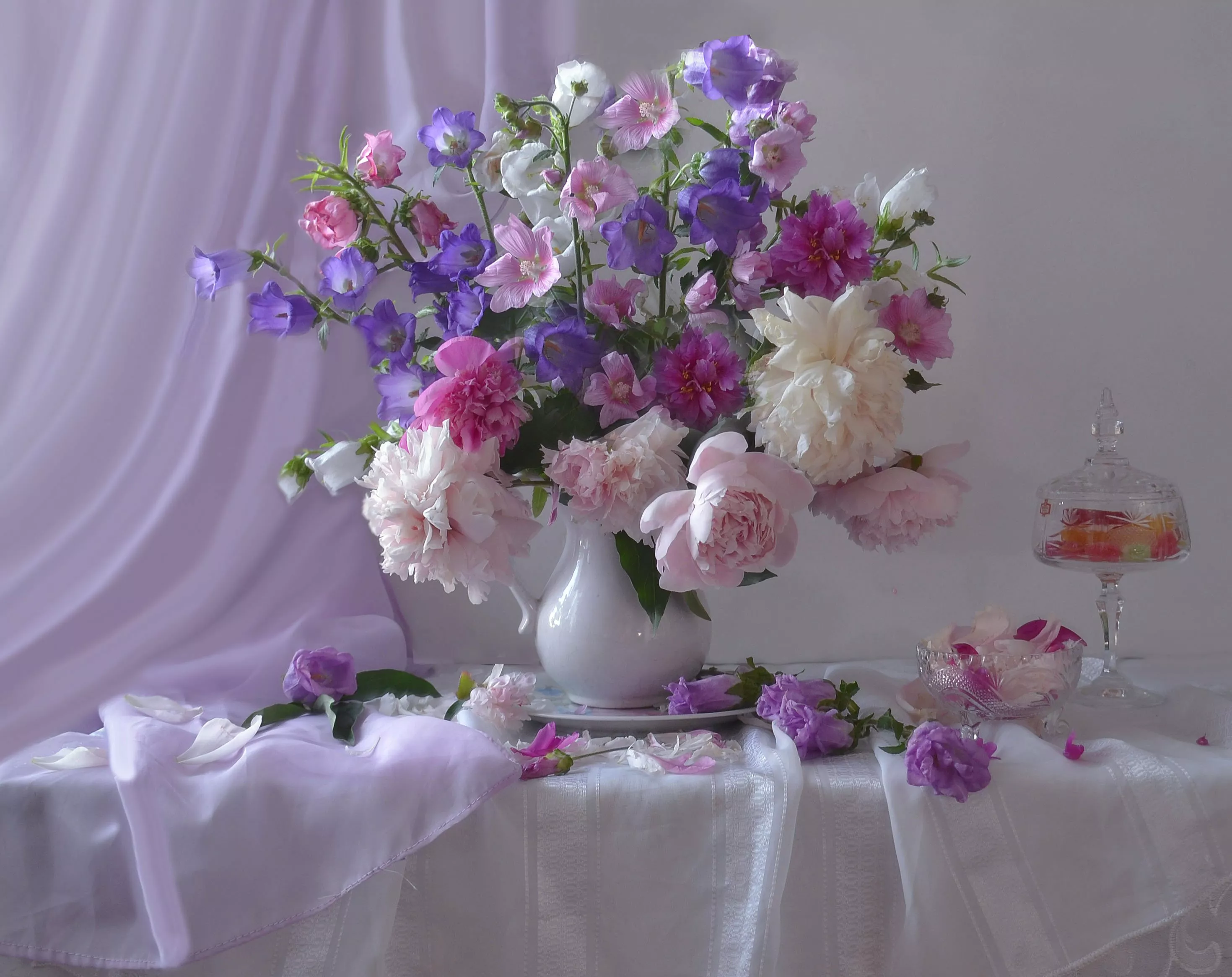 Колокольчики и пионы