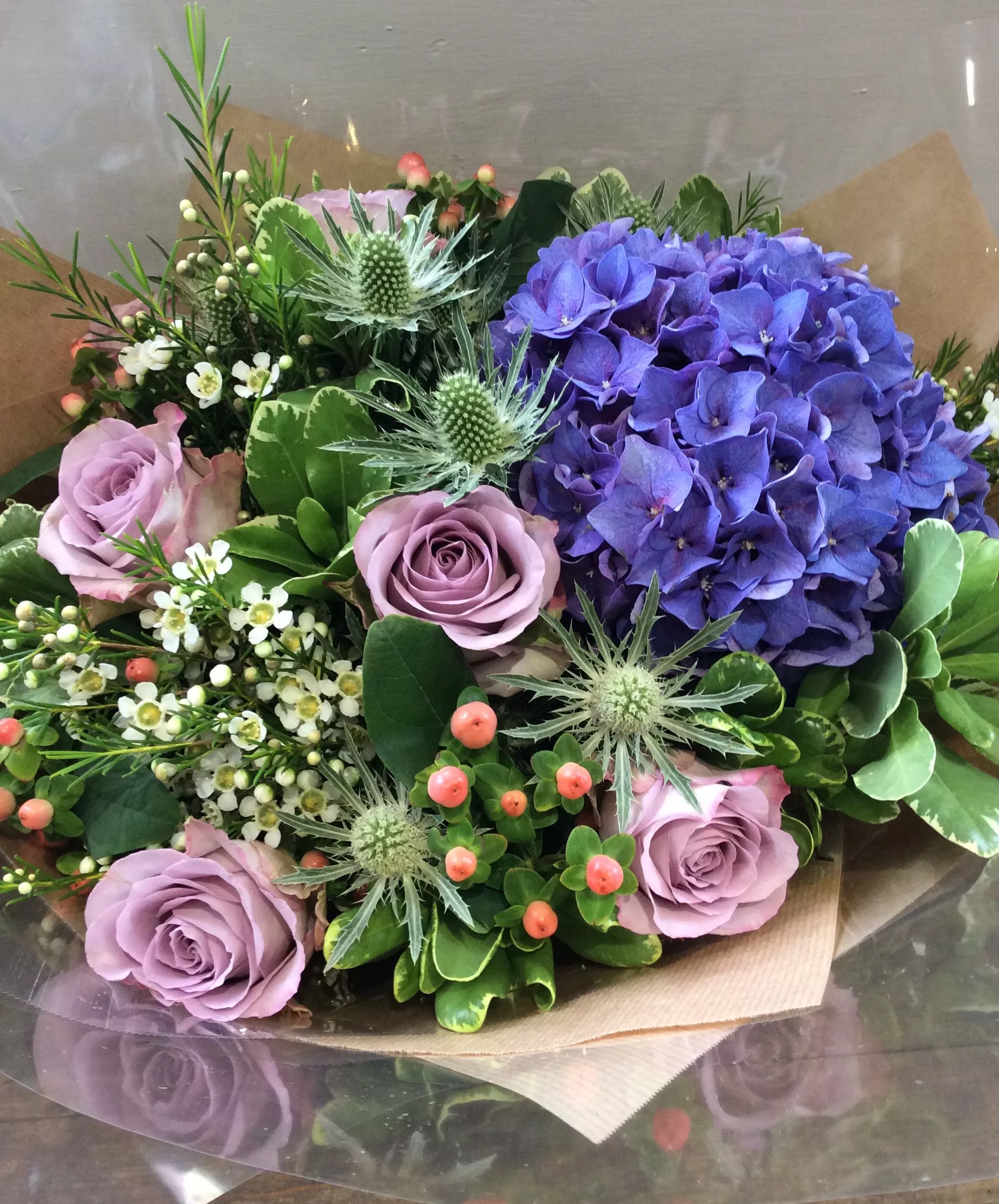 Гортензия и сиреневые розы