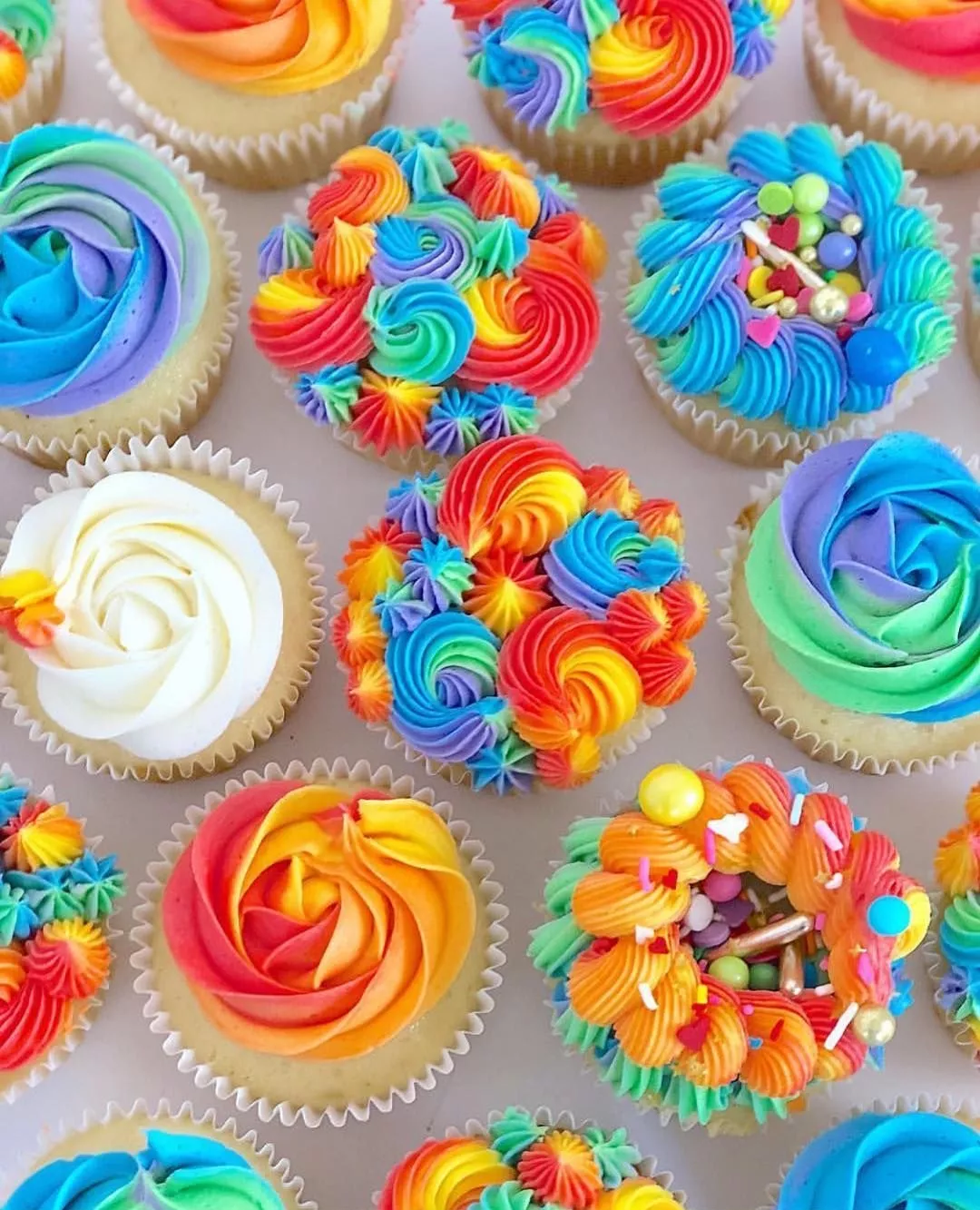 Яркий крем на кексах