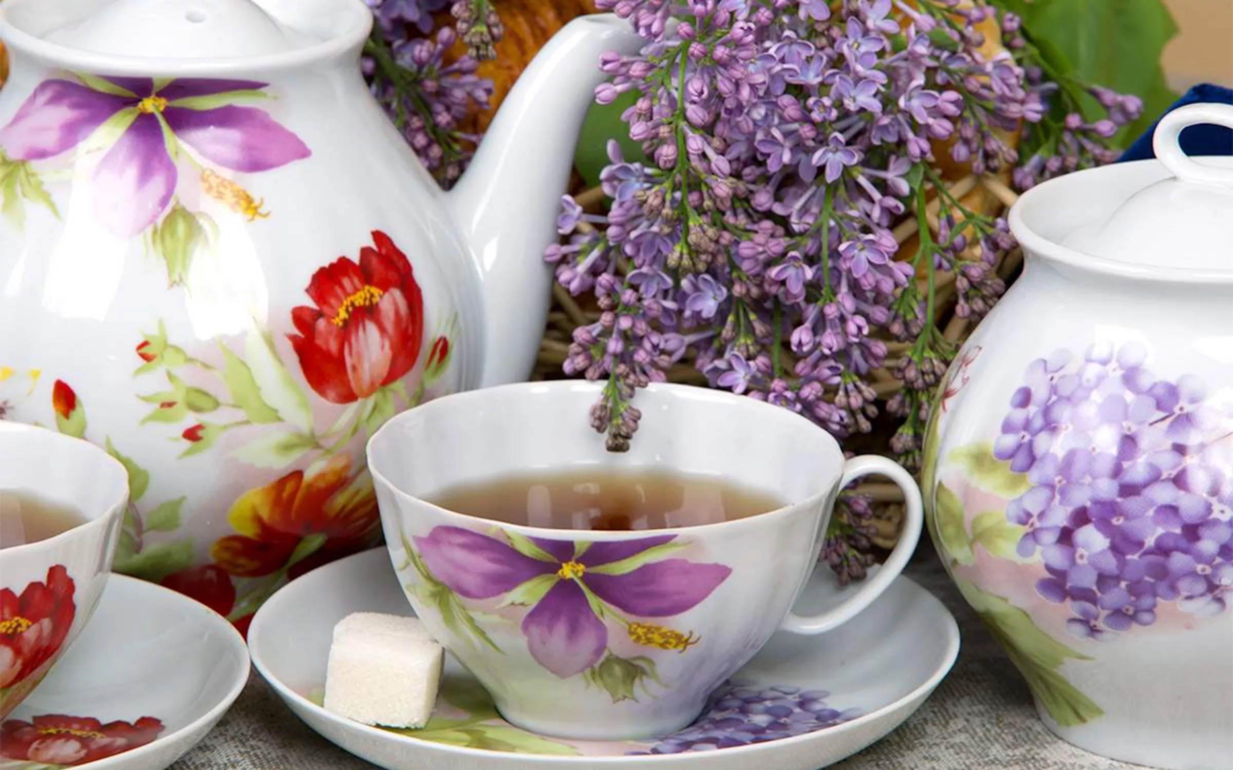 Сирень и чашка чая