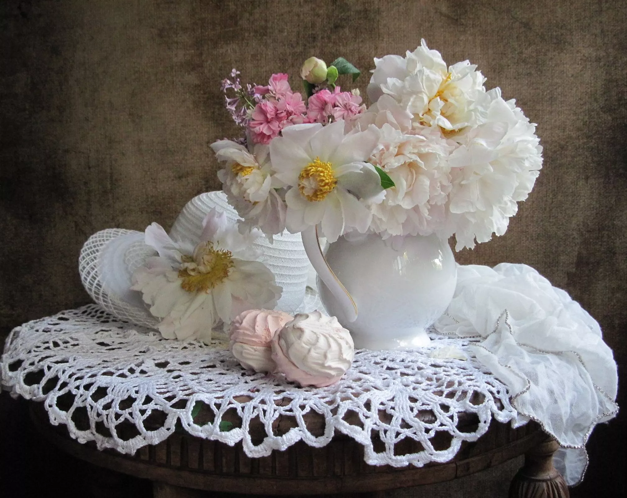 Белые пионы и зефир