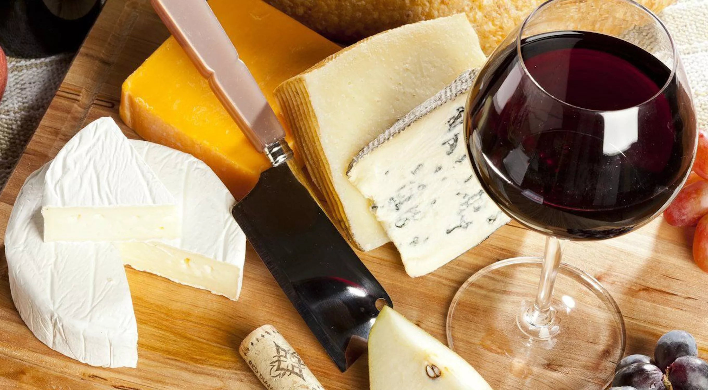 Сыр, бокал, виноград