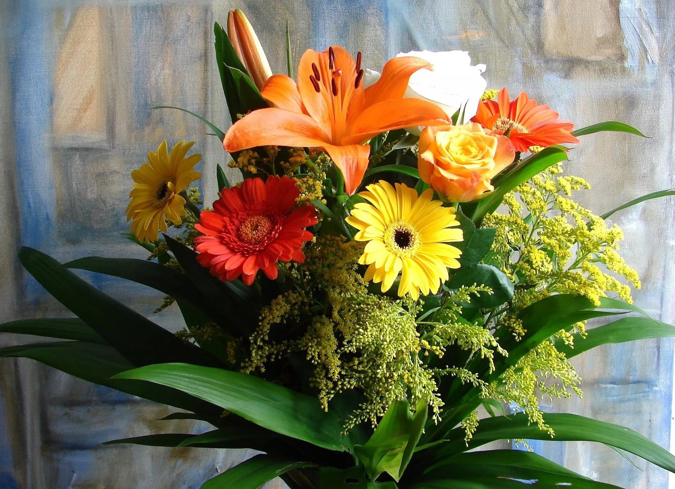 Оранжевая лилия в букете