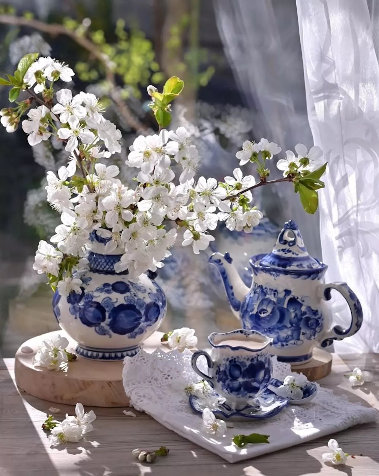 Цветы и посуда гжель