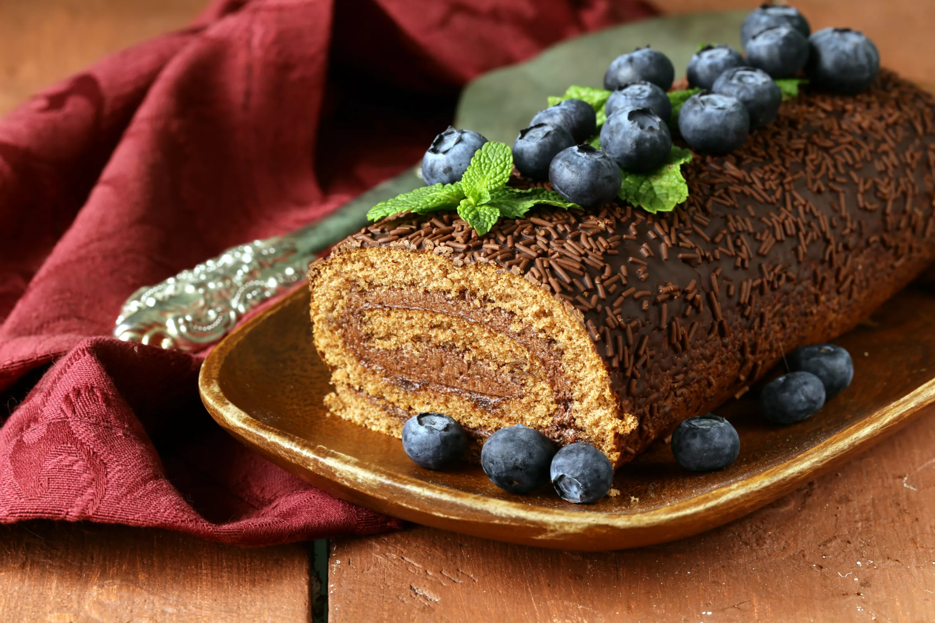 Шоколадный рулет с голубикой