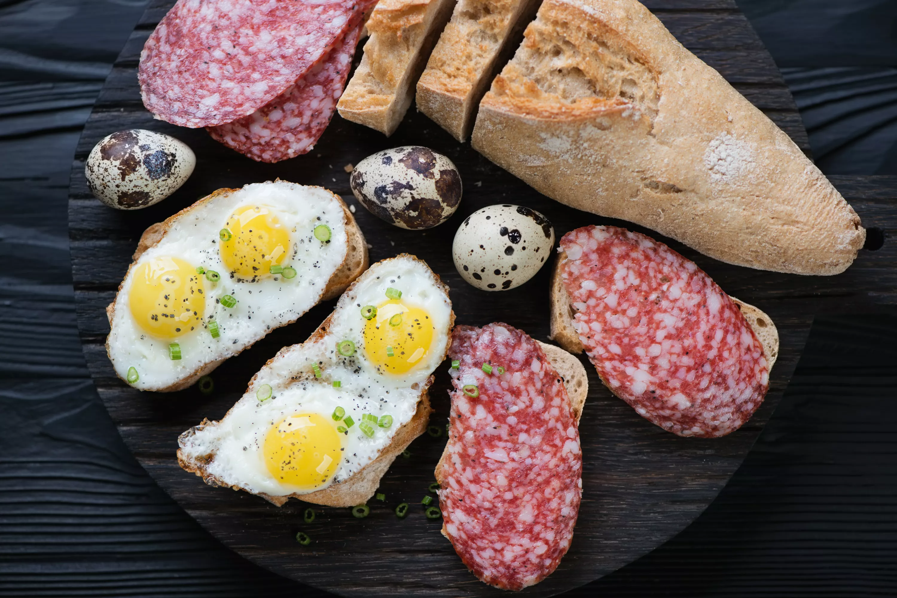 Бутерброды с яйцами и салями