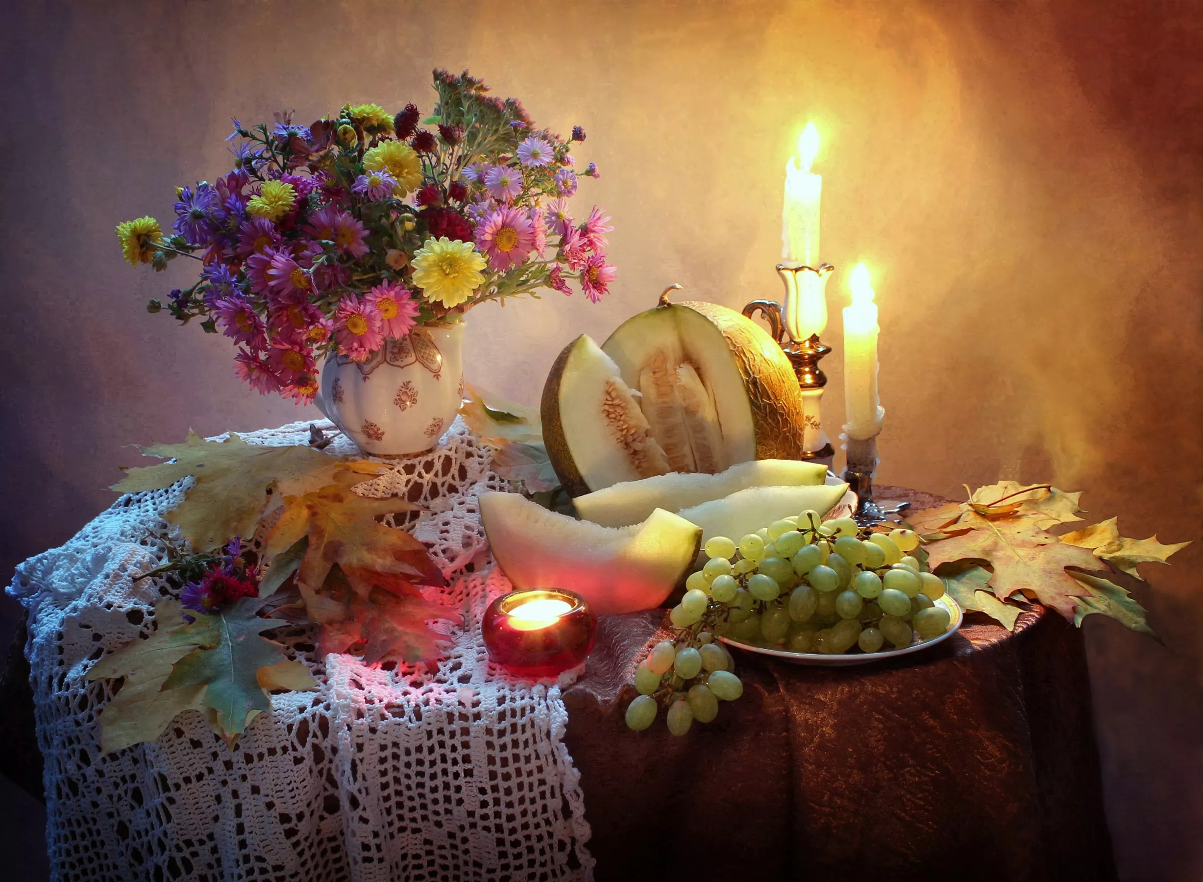 Букет, дыня, свеча