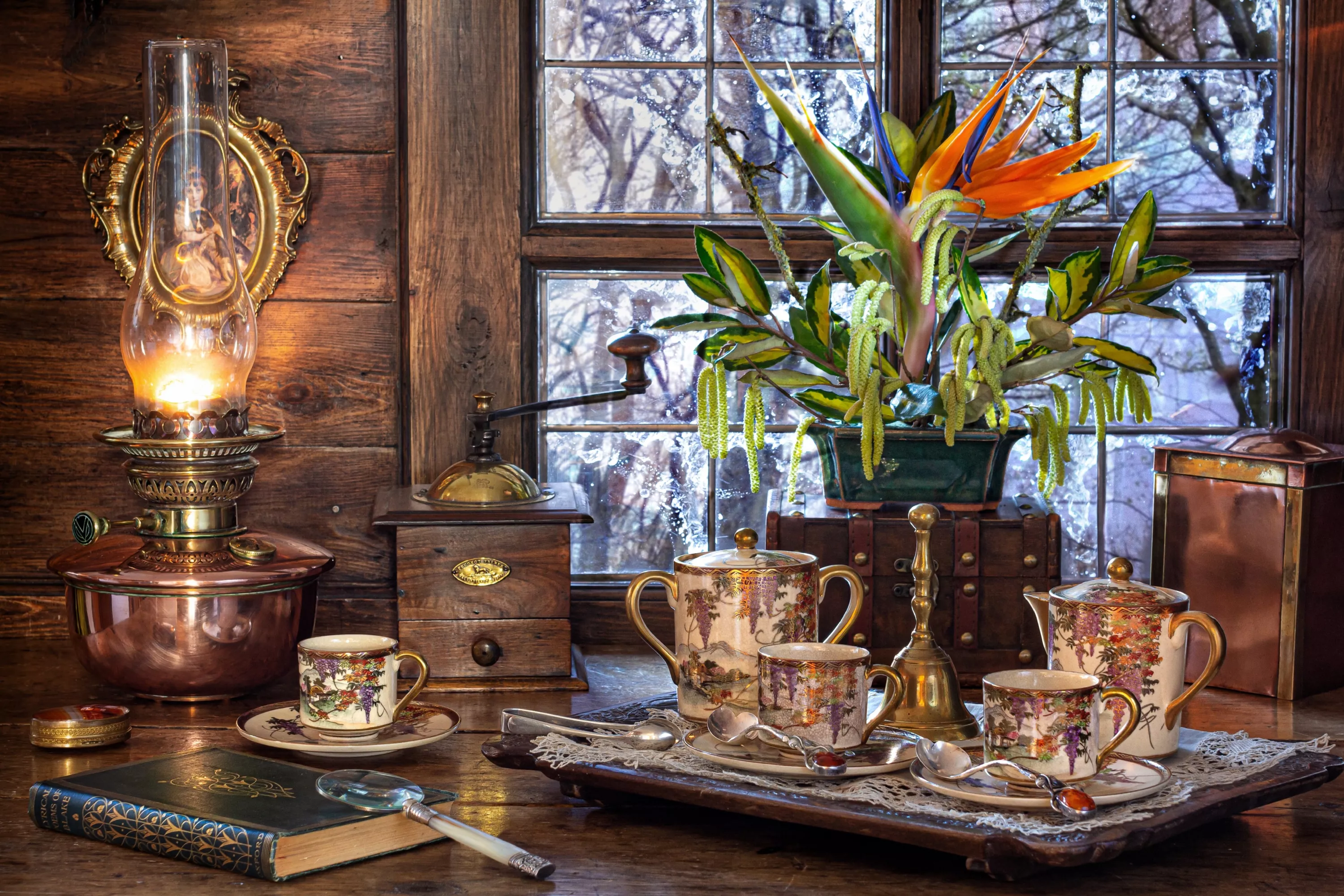 Лампа, интересный букет и сервиз