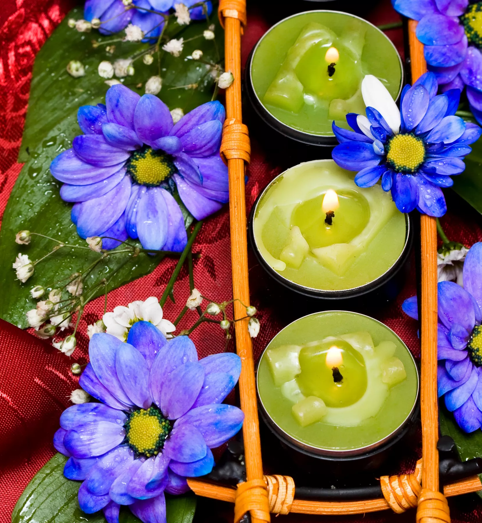 Синие цветы и свечи