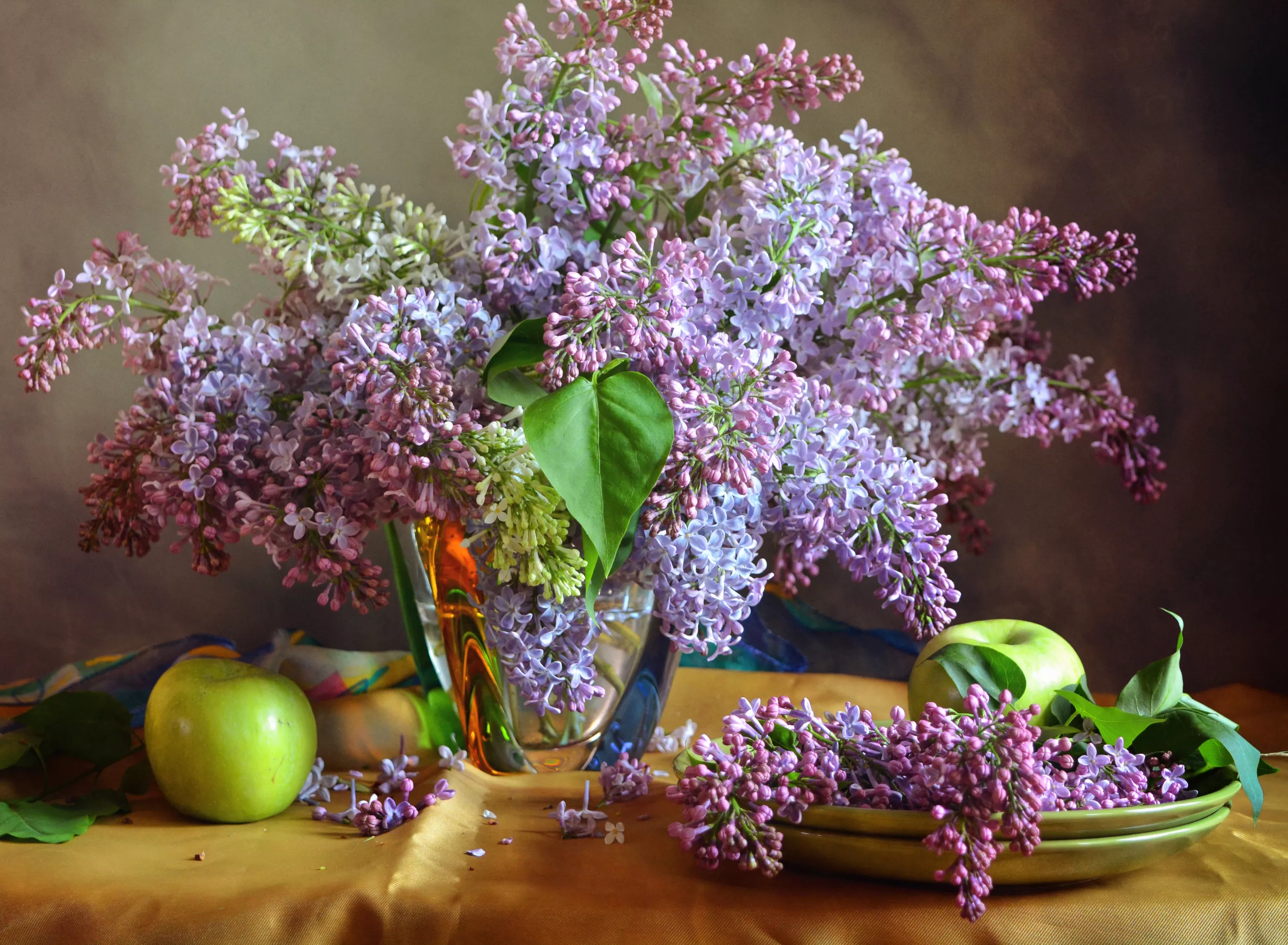 Сирень и яблоки