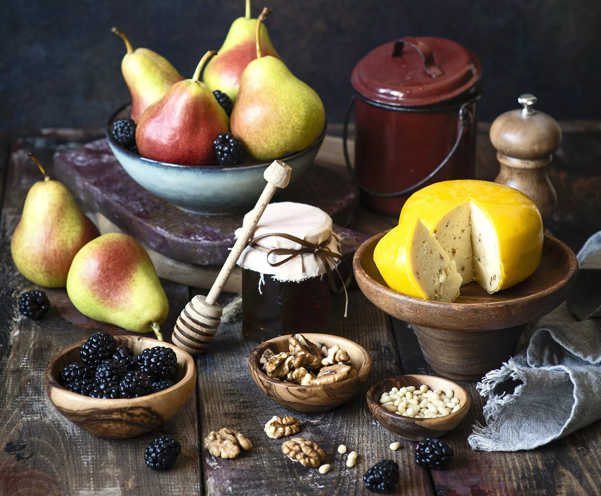 Груши, ежевика и сыр