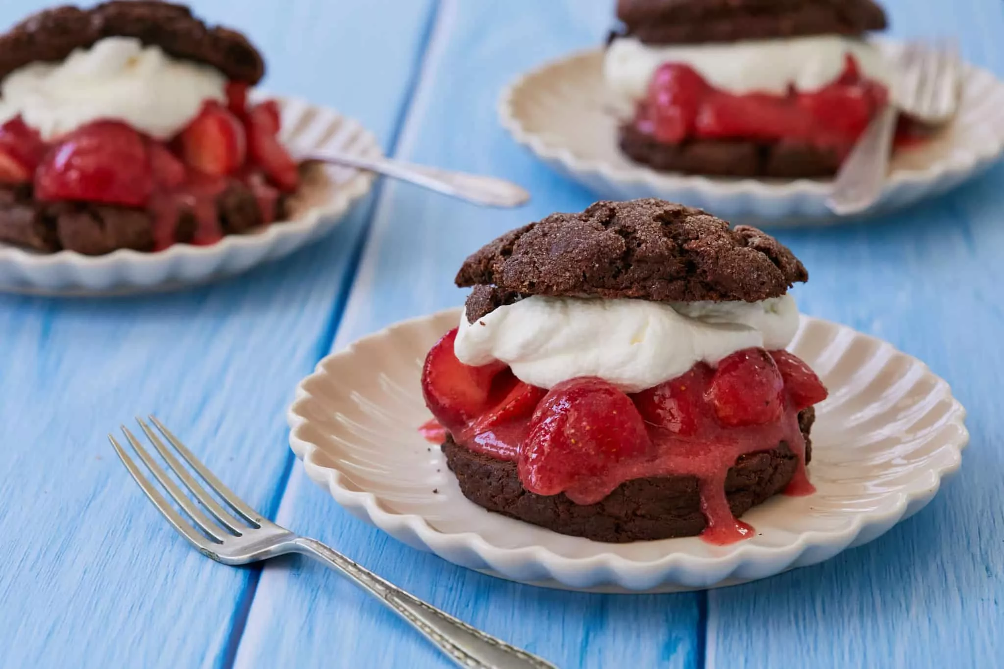 Десерт с кремом и клубникой