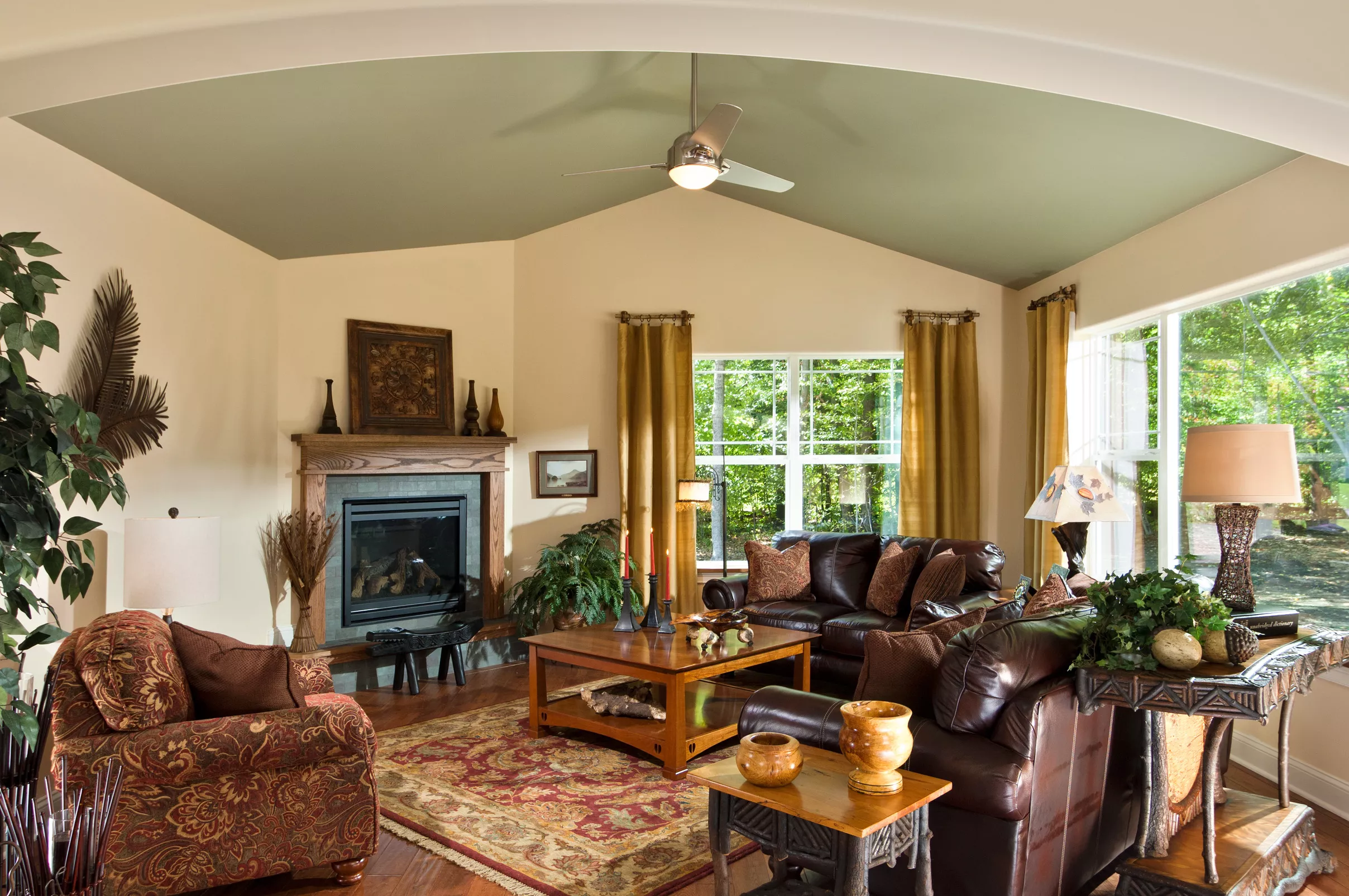 Камин и диваны