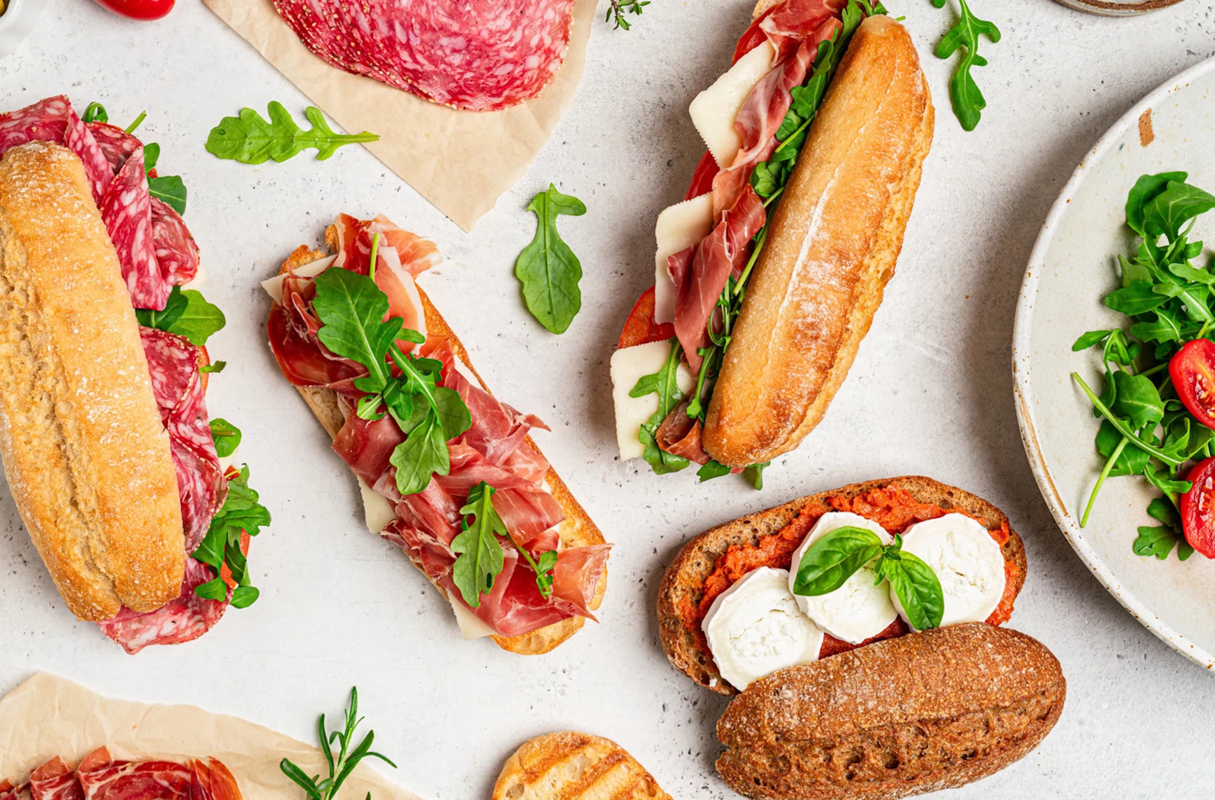 Багет с ветчиной и зеленью