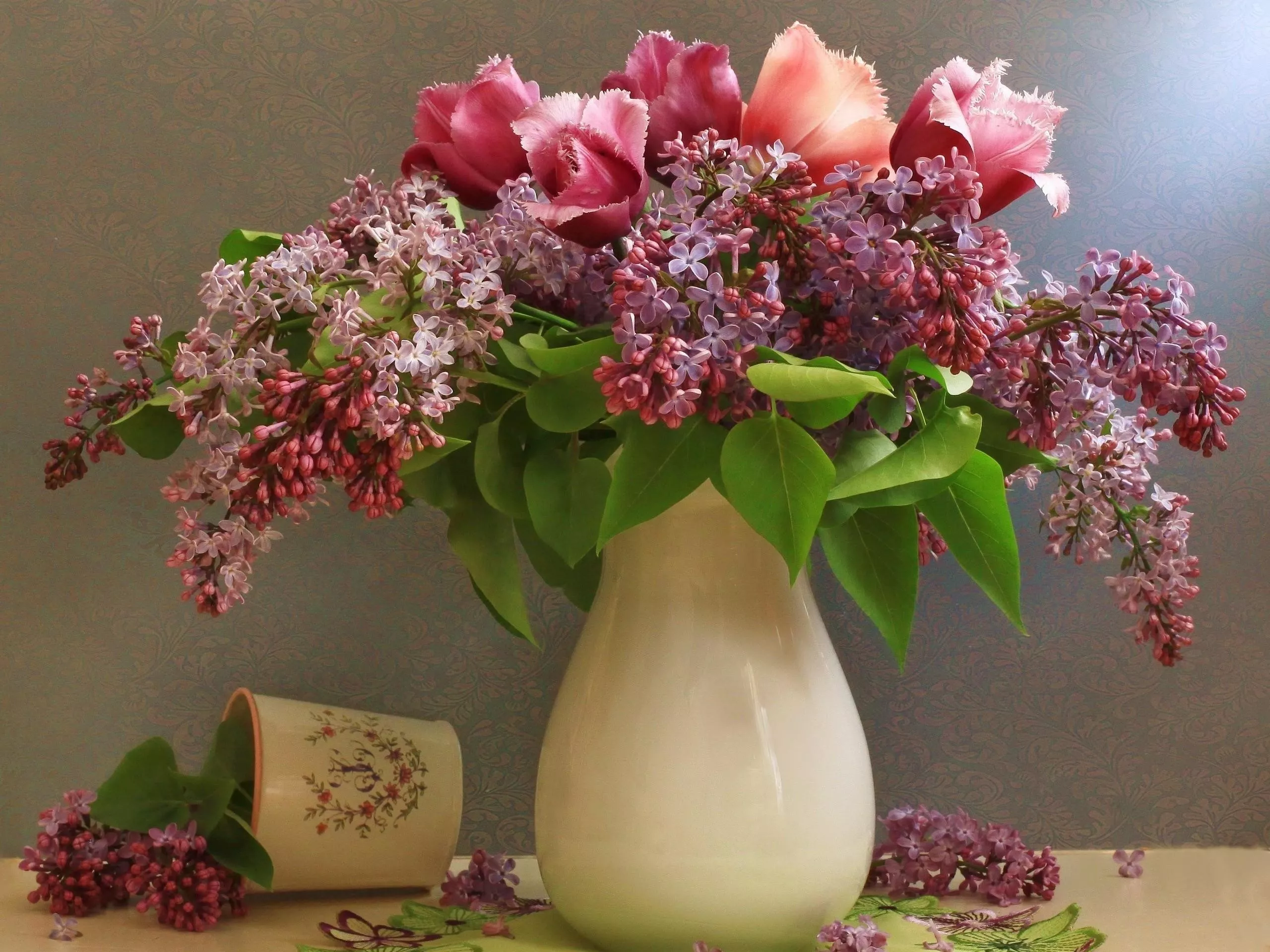 Сирень и тюльпанчики