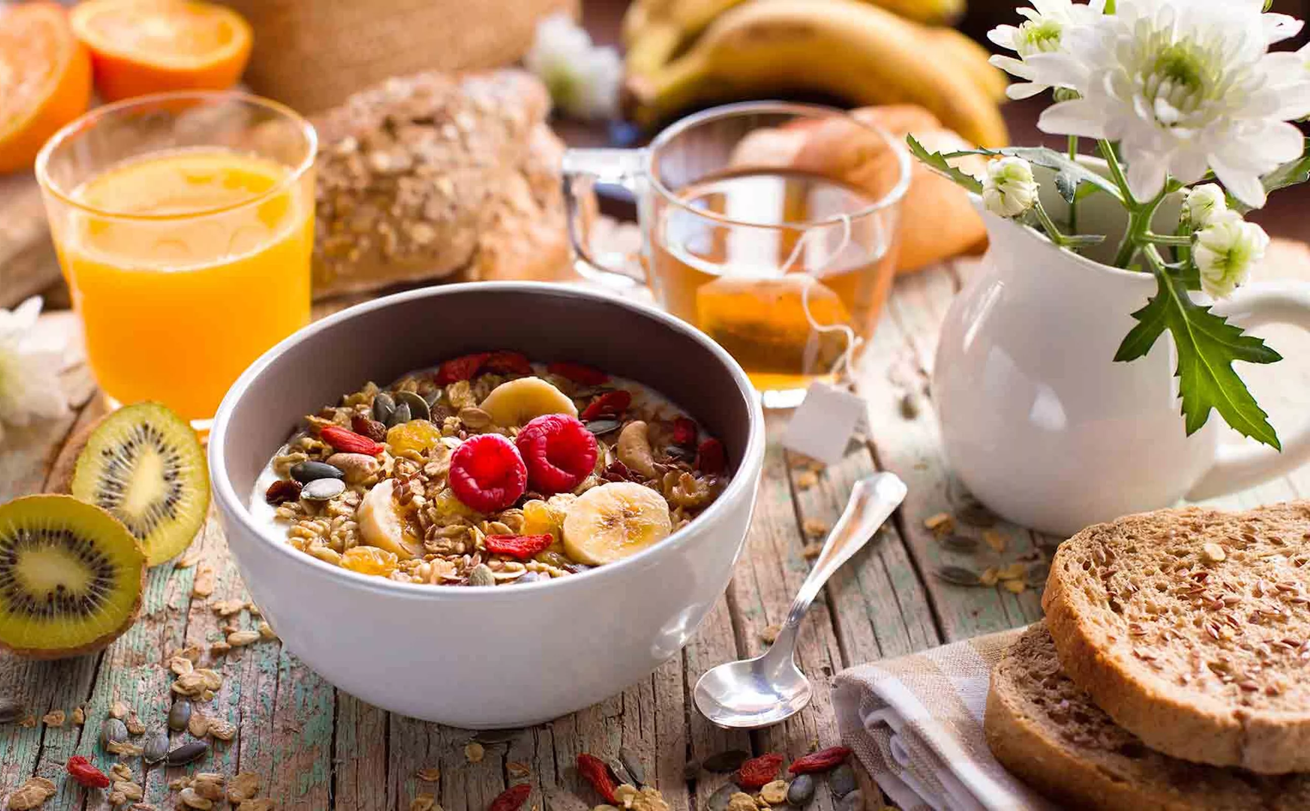 Завтрак с мюслями и хлеб