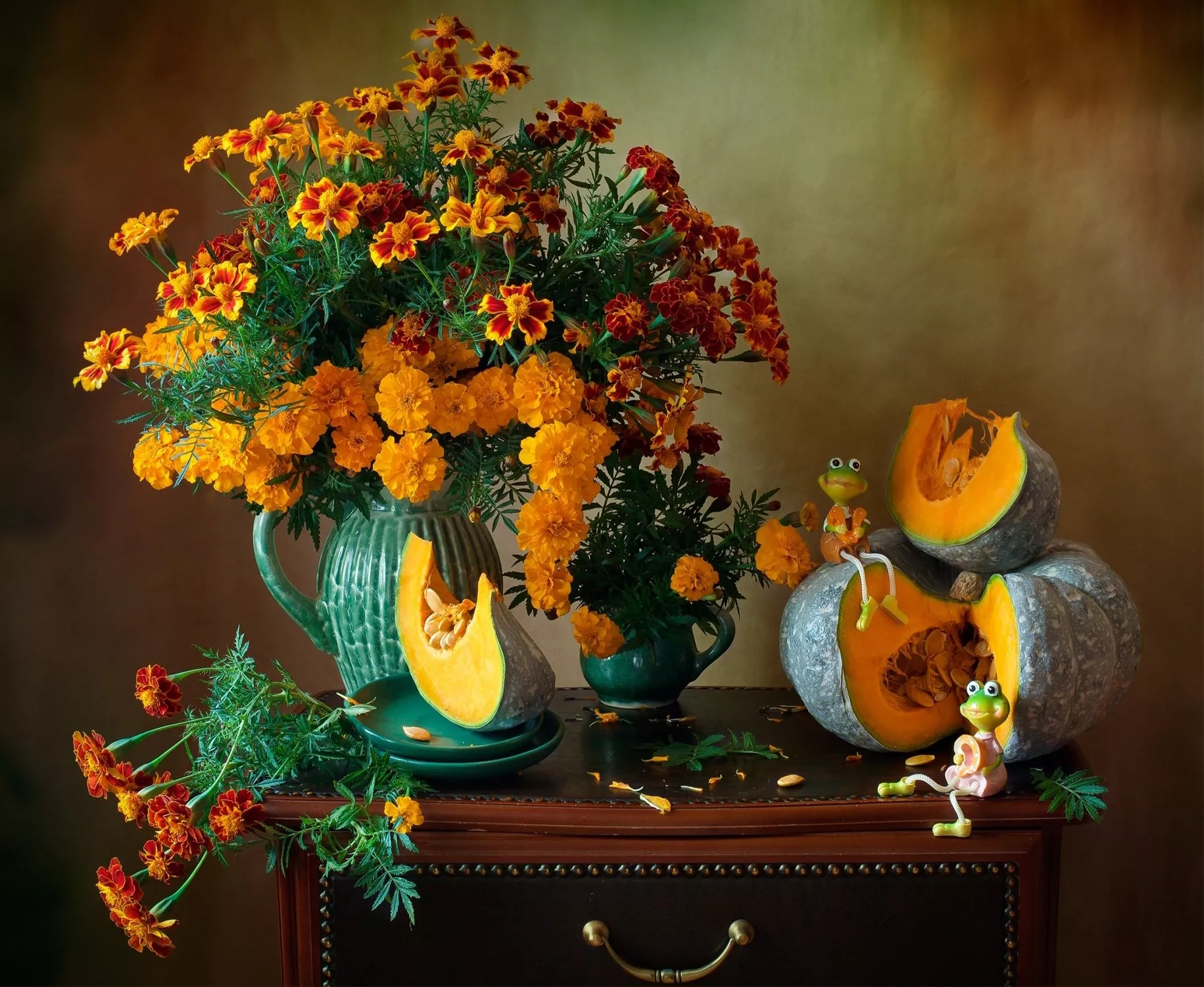 Цветы, тыква и лягушки