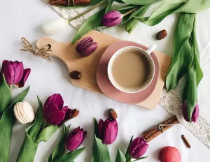 Тюльпаны, кофе и макаруны