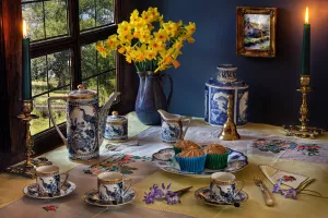 Нарциссы и посуда гжель