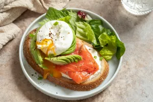 Брускетта с семгой и яйцом