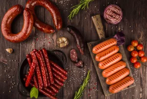 Разные колбаски и черри