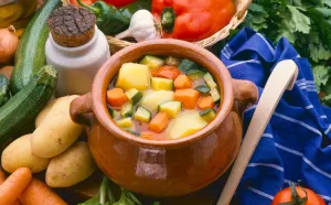 Овощной суп в горшочке