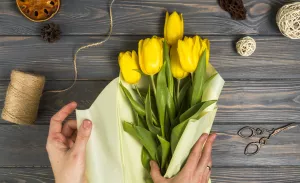 Упаковка желтых тюльпанов
