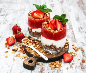 Клубника, йогурт и мюсли