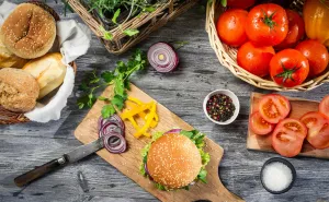 Бургер и овощи томаты