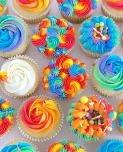 Яркий крем на кексах