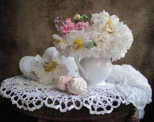 Белые пионы и зефир