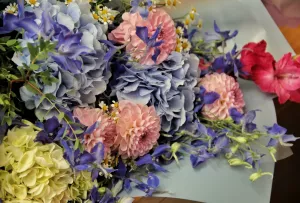 Букет с цветами гортензии