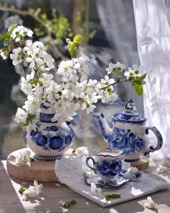 Цветы и посуда гжель