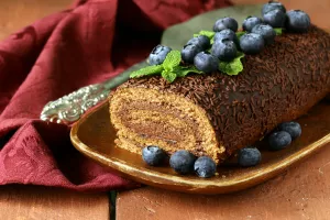 Шоколадный рулет с голубикой