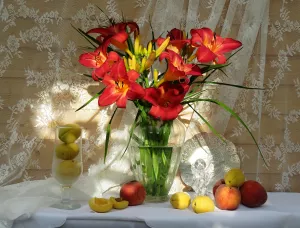 Красные лилии и фрукты