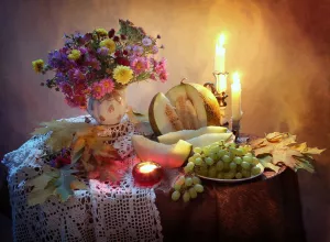 Букет, дыня, свеча