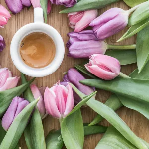 Нежные тюльпаны и кофе