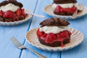 Десерт с кремом и клубникой