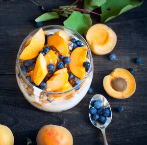 Абрикосы с черникой