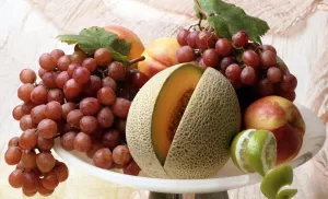 Дыня с виноградом