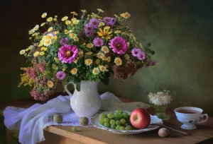 Простой букет и фрукты