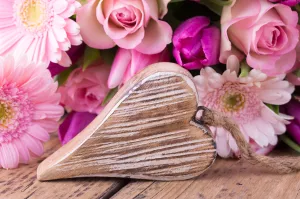 Цветы и деревянный кулон