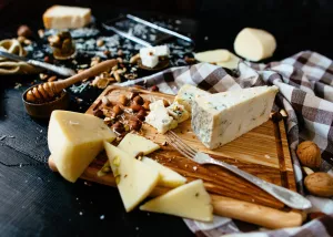 Сыр, мед и орехи